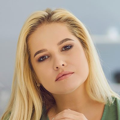 online-tutoring-cheerful-african-lady-in-headset-m-UAPME9Q